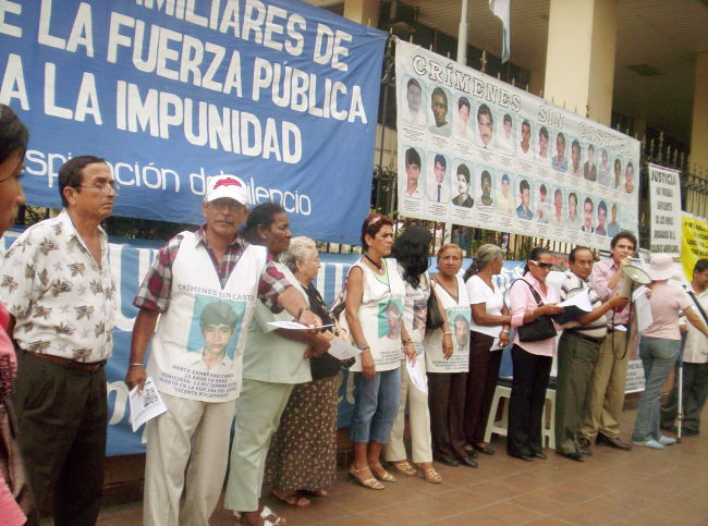 familiares de víctimas de violaciones a los Derechos Humanos frente al Palacio de Justicia en la ciudad de Guayaquil familiares de víctimas de violaciones a los Derechos Humanos frente al Palacio de Justicia en la ciudad de Guayaquil